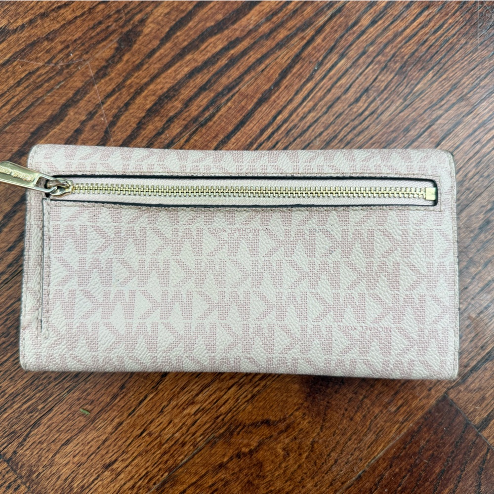 Michael Kors Baby Pink Wallet with Gold Logo - Picture 4 of 4